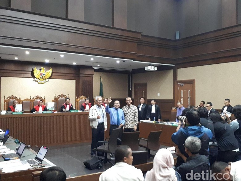 Saat Sidang BLBI Diskors Gegara Rizal Ramli Ingin Foto Bareng Hakim Saat Sidang BLBI Diskors Gegara Rizal Ramli Ingin Foto Bareng Hakim