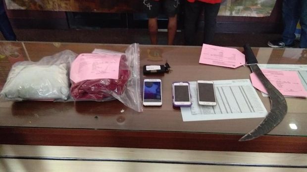 Barang bukti dari begal sepeda