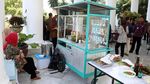 Gerobak Bubur Ayam Masuk Teras Istana Bogor