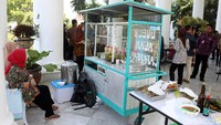 Selain bubur ayam, Ibu Nani juga menyediakan soto ayam, soto daging, soto kikil, soto babat, lontong sayur, dan nasi uduk.