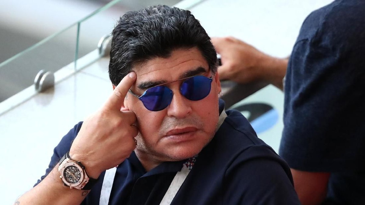 Diego Maradona disemprot FIFA karena mengkritik wasit. (Foto: Catherine Ivill/Getty Images)