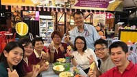 Wanita lulusan Universitas Cambridge, Inggris ini ternyata hobi makan. Bersama teman-temannya, begini gaya Yeo Bee Yin saat makan durian. Foto: Instagram yeobeeyin