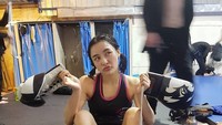 Gaya Rika basah berkeringat sehabis boxing. (Foto: Instagram/rikatinydoll)