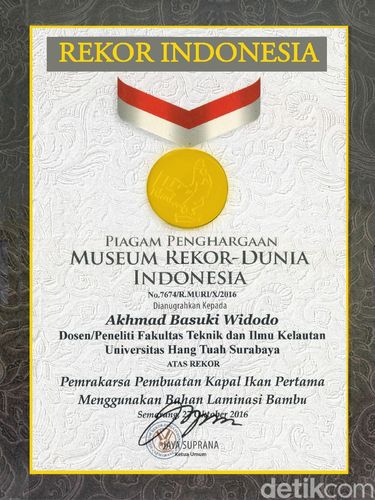 Kapal bambu dapat rekor MURI/