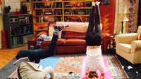 Kaley saat melakukan yoga di tempat syuting The Big Bang Theory. Foto: instagram/normancook