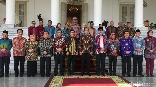 Jokowi dan para bupati di Istana Bogor