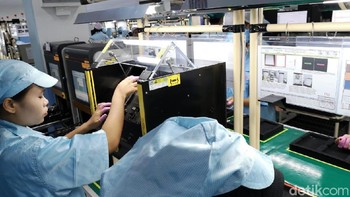 Ada beberapa proses yang dilalui. Yang pertama adalah melakukan pengecekan bahan baku yang diimpor dari luar dan juga dari dalam. Pengecekan ini dilakukan secara sampling. (Foto: detikINET/Muhammad Alif Goenawan)