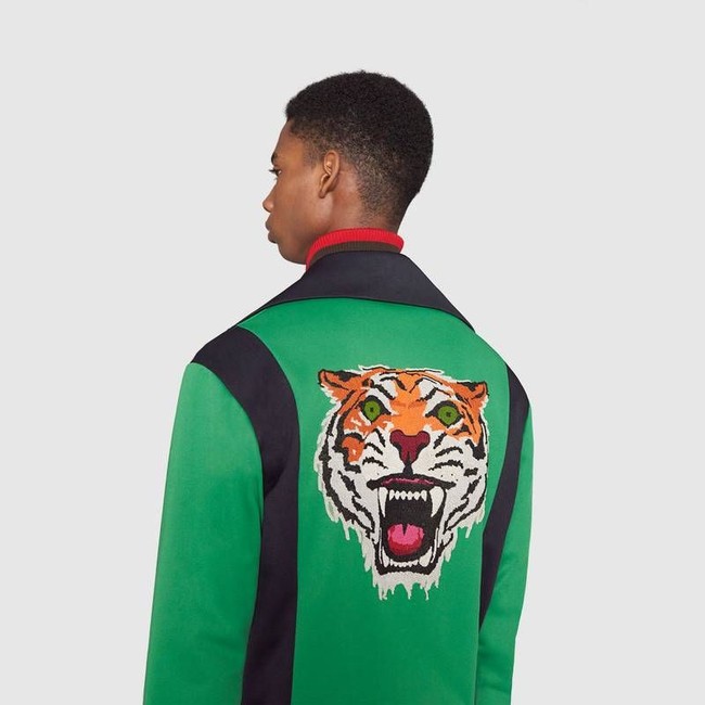 Color blocking antara hijau dan hitam rancangan desainer eksentrik Alessandro Michele ini jadi mengingatkan kita akan desain jaket Gojek yang ikonik. Hanya saja milik Gucci tampil dengan logo bertuliskan Gucci di bagian dada sebelah kiri. Foto: Gucci