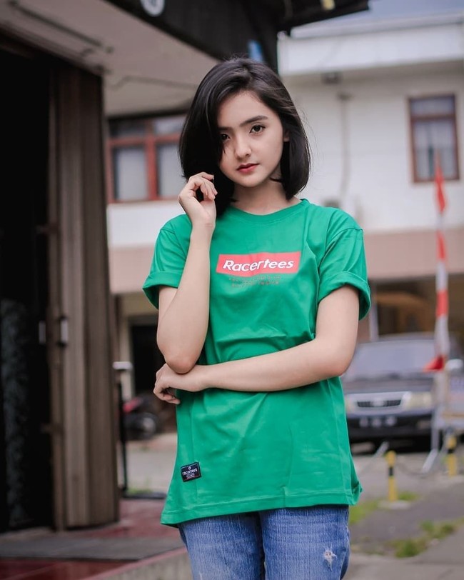 Kerap kali mengunggah kreativitasnya pada video musik Tik Tok, membuat para pria jatuh hati pada Anya Anjani Manzia. Wajahnya yang cantik tentu mencuri atensi siapapun yang melihatnya. Foto Instagram @anyaanjanii