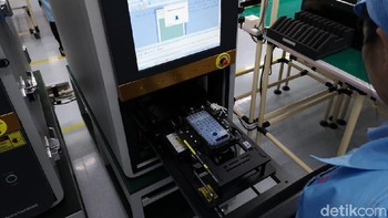 Proses pengujian tak terhenti sampai di situ. Adapula pengujian aging. Dalam aging test, ponsel itu dinyalakan dalam penggunaan beberapa aplikasi selama delapan jam.  (Foto: detikINET/Muhammad Alif Goenawan)