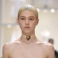 Elegan dan berkelas. Begitu aura yang terpancar dari hair-do minimalis yang diusung oleh Maria Grazia Chiuri, sang direktur kreatif Dior. (Foto: Getty Images)