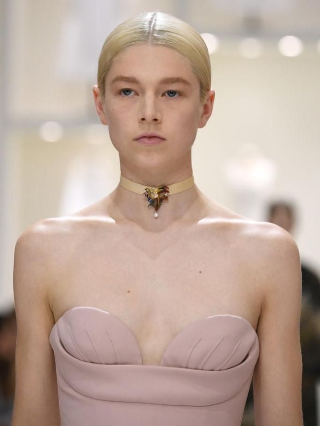 Elegan dan berkelas. Begitu aura yang terpancar dari hair-do minimalis yang diusung oleh Maria Grazia Chiuri, sang direktur kreatif Dior. (Foto: Getty Images)
