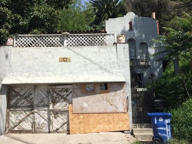 Dulunya rumah ini begitu indah, berlokasi di Los Feliz, California. Tapi karena dibiarkan terlalu lama, rumah jadi kumuh bahkan hampir bobrok. Foto: Dok. Elite Readerss/ Tracy Do Real Estate