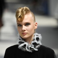 Sentuhan rock n roll begitu menyatu dengan rancangan Karl yang begitu edgy tanpa meninggalkan DNA Chanel yang elegan dan feminin. (Foto: Getty Images)