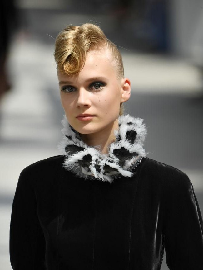 Sentuhan rock n roll begitu menyatu dengan rancangan Karl yang begitu edgy tanpa meninggalkan DNA Chanel yang elegan dan feminin. (Foto: Getty Images)