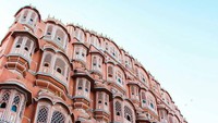 Berwarna feminin, istana ini rupanya dibangun dari batu pasir yang berwarna merah dan pink. Yang unik lagi, Hawa Mahal jadi bangunan tertinggi dunia yang dibangun tanpa pondasi. (moyaseen_at/Instagram)