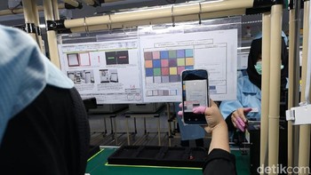 Salah satu karyawan pabrik menguji salah satu smartphone. (Foto: detikINET/Muhammad Alif Goenawan)