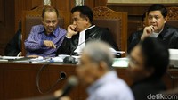 Syafruddin berdiskusi dengan penasihat hukumnya.