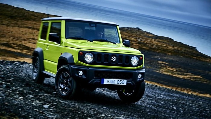 Setelah foto dan spesifikasi Jimny terbaru bocor di media sosial, Suzuki akhirnya secara resmi meluncurkan Jimny. Mobil bertenaga penggerak empat roda itu akhirnya dipermak habis-habisan juga usai 20 tahun hanya sekadar mempercantik tampilannya saja.