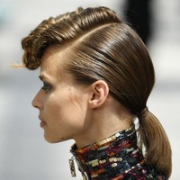 Para Chanel girl tampil rock n roll dengan gumpalan intens pada bagian depan rambut serta ekor yang menjuntai pada bagian belakang, jelas hairstylist Chanel Sam McKnight seperti dikutip Vogue. (Foto: Getty Images)