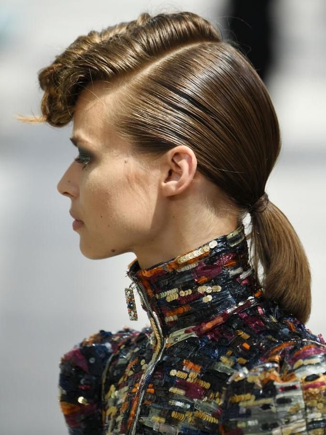 Para Chanel girl tampil rock n roll dengan gumpalan intens pada bagian depan rambut serta ekor yang menjuntai pada bagian belakang, jelas hairstylist Chanel Sam McKnight seperti dikutip Vogue. (Foto: Getty Images)
