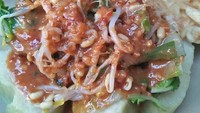 Pecel juga enak dimakan dengan lontong. Seperti yang dinikmati @ika_nayyara ini. Foto: Instagram @ika_nayyara