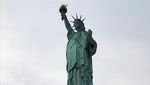 Nekat! Potret Patricia Panjat Patung Liberty di New York