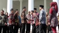 Pertemuan Jokowi dengan para bupati ini dibagi menjadi dua bagian. Pertemuan pertama dilangsungkan pukul 09.00 WIB. Sementara, gelombang kedua akan dilakukan pukul 15.30 WIB. Untuk gelombang pertama dihadiri oleh 23 bupati.