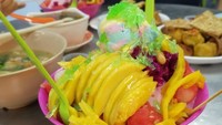 Di Tong Sui Street, Ipoh, Yeo Bee Yin mencicip es campur menarik selera ini. Ada limpahan mangga, buah naga, semangka, lychee dan satu scoop es krim di atasnya. Slurpp! Foto: Instagram yeobeeyin