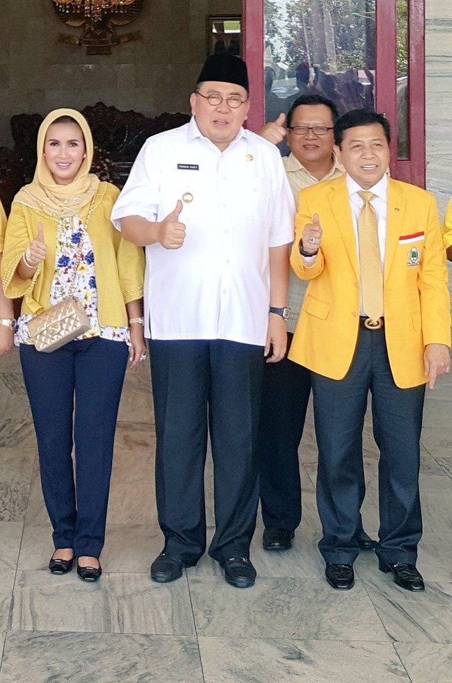 Lily Martiani Maddari adalah istri dari Gubernur Bengkulu nonaktif Ridwan Mukti. Wanita yang kini bersama sang suami dijatuhi hukuman penjara karena kasus korupsi ini dikenal dengan gaya hidup mewahnya. Dia pun pernah tertangkap kamera memakai tas Chanel yang walaupun berukuran kecil harganya mencapai puluhan juta rupiah. Foto: Instagram, Facebook