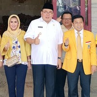 Lily Martiani Maddari adalah istri dari Gubernur Bengkulu nonaktif Ridwan Mukti. Wanita yang kini bersama sang suami dijatuhi hukuman penjara karena kasus korupsi ini dikenal dengan gaya hidup mewahnya. Dia pun pernah tertangkap kamera memakai tas Chanel yang walaupun berukuran kecil harganya mencapai puluhan juta rupiah. Foto: Instagram, Facebook