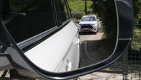 Mitsubishi Outlander PHEV memiliki mesin, motor listrik pada roda depan dan belakang dan belakang, dan baterai. Karena sistemnya sudah terkomputerisasi, saat Otolovers berkendara maka komputer akan mengatur semuanya. Foto: M Luthfi Andhika