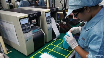 Bila tadi pemeriksaan bahan baku hanya dilakukan sampling, maka pengujian 100% dilakukan, baik itu pengujian kelistrikan, kamera, dan software, terangnya. (Foto: detikINET/Muhammad Alif Goenawan)