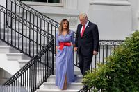 Ibu Negara AS Melania Trump saat memakai rancangan Ralph Lauren dalam sebuah kesempatan.