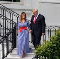 Adapun merah sabuknya tampak senada warna pointed flat shoes Christian Louboutin yang menopang kaki jenjang ibu satu anak itu. (Foto: Getty Images)