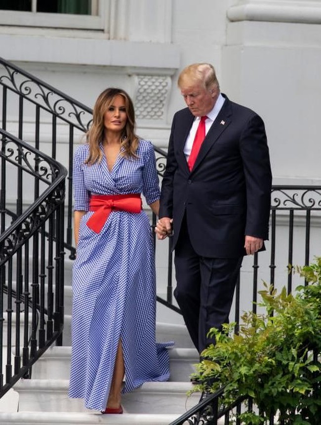 Adapun merah sabuknya tampak senada warna pointed flat shoes Christian Louboutin yang menopang kaki jenjang ibu satu anak itu. (Foto: Getty Images)