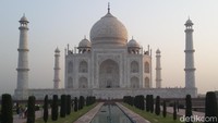 Taj Mahal di India menarik jutaan wisatawan setiap tahunnya. Walau foto-foto di area luar dibolehkan, tapi jangan coba-coba ambil foto di area dalam mausoleum  (nencek/dTraveler)