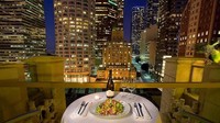 Suka suasana modern dengan pemandangan gedung-gedung tinggi? Checkers Downtown di Los Angeles sangat tepat disambangi. Interiornya elegan, nyaman dan kontemporer dengan suguhan aneka cocktail. Foto: Hilton Checkers