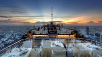 Bar istimewa ada di Bangkok. Mampirlah ke Vertigo Restaurant and Moon Bar di hotel Banyan Tree. Lokasinya ada di ketinggian yang membuat Anda seolah mengapung saat duduk bersantai di sini. Foto: Southeastasia Images
