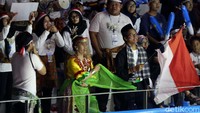 Ada juga yang memakai baju adat.