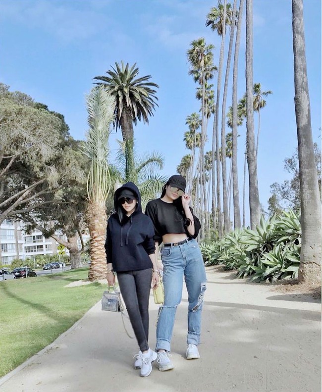 Memakai busana casual, Syahrini bergaya bersama temannya di kawasan Santa Monica, California. Di balik gaya casualnya itu ada harga belasan juta rupiah yang dibayar. Syahrini memakai sneakers Chanel yang harganya mencapai US$ 950 atau sekitar Rp 13 jutaan. Foto: Instagram Syahrini