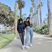 Memakai busana casual, Syahrini bergaya bersama temannya di kawasan Santa Monica, California. Di balik gaya casualnya itu ada harga belasan juta rupiah yang dibayar. Syahrini memakai sneakers Chanel yang harganya mencapai US$ 950 atau sekitar Rp 13 jutaan. Foto: Instagram Syahrini