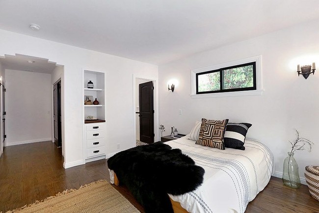 Kamar tidur didominasi warna putih, memberi kesan minimalis, terang dan ruangan tampak lebih luas. Foto: Dok. Elite Readerss/ Tracy Do Real Estate