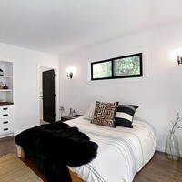 Kamar tidur didominasi warna putih, memberi kesan minimalis, terang dan ruangan tampak lebih luas. Foto: Dok. Elite Readerss/ Tracy Do Real Estate