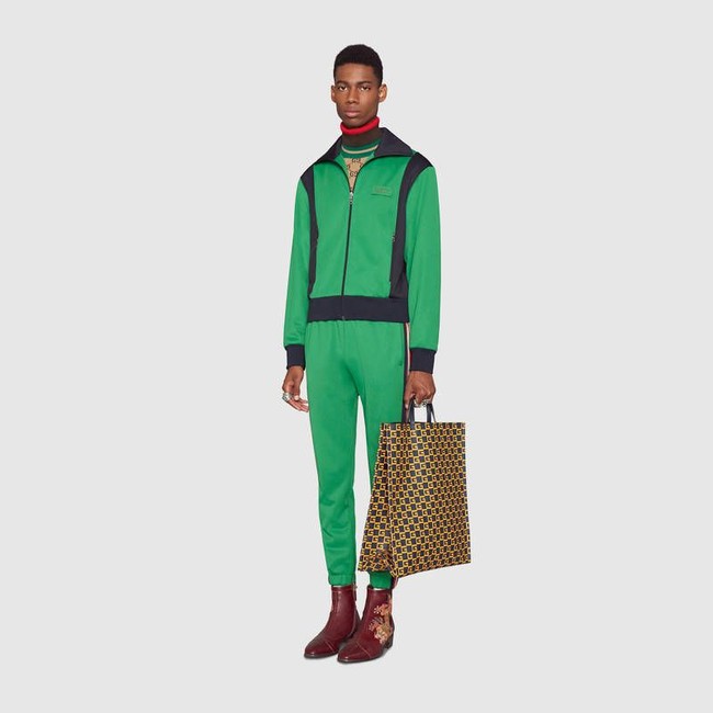 Jaket juga datang dengan pasangan trackpants yang senada. Foto: Gucci