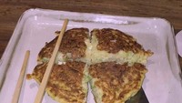 Ini dia makanan yang dipilih pelantun lagu Side to Side saat berada di Jepang. Ya, okonomiyaki yang ia beri nama veggie tofu.  Foto: Instagram arianagrande