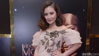 Ia tampak seksi dengan menunjukan kaki dan bahu indahnya. Pool/Noel/detikFoto.