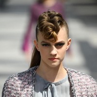 Paris Fashion Week Haute Couture Fall 2018/2019 yang tengah berlangsung di Paris, Prancis, menyajikan deretan gaun adibusana yang diprediksikan bakal menjadi tren setahun mendatang. Dari perhelatan mode itu pula, tren rambut juga bisa terprediksi. Apa saja? (Foto: Getty Images)