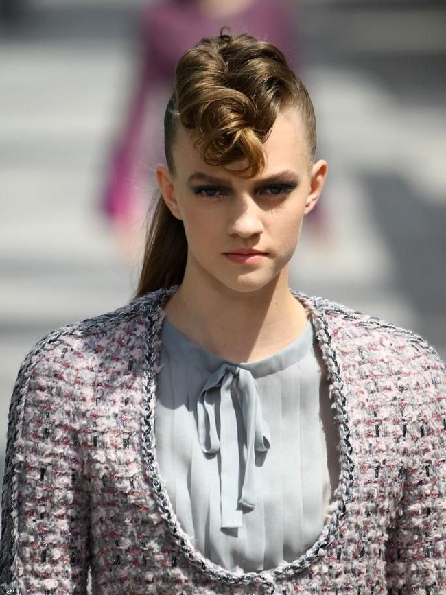 Paris Fashion Week Haute Couture Fall 2018/2019 yang tengah berlangsung di Paris, Prancis, menyajikan deretan gaun adibusana yang diprediksikan bakal menjadi tren setahun mendatang. Dari perhelatan mode itu pula, tren rambut juga bisa terprediksi. Apa saja? (Foto: Getty Images)