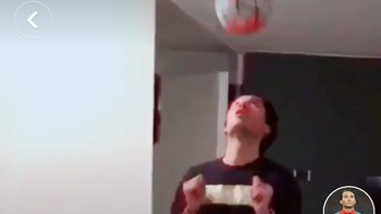 Pesepak bola Ezra Walian menunjukkan kemampuan mengolah si kulit bundar lewat Tik Tok. Foto: Istimewa